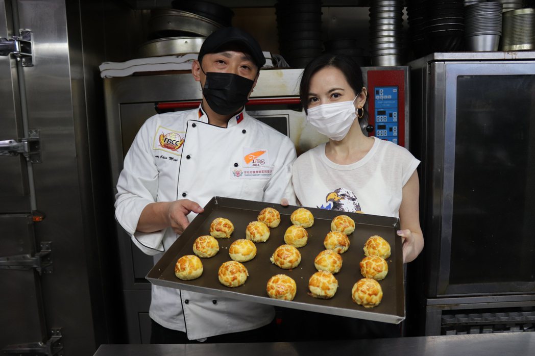 簡沛恩（右）攜手德國IBA世界甜點大賽冠軍主廚楊嘉明推出新品。圖／楊嘉明烘焙所提