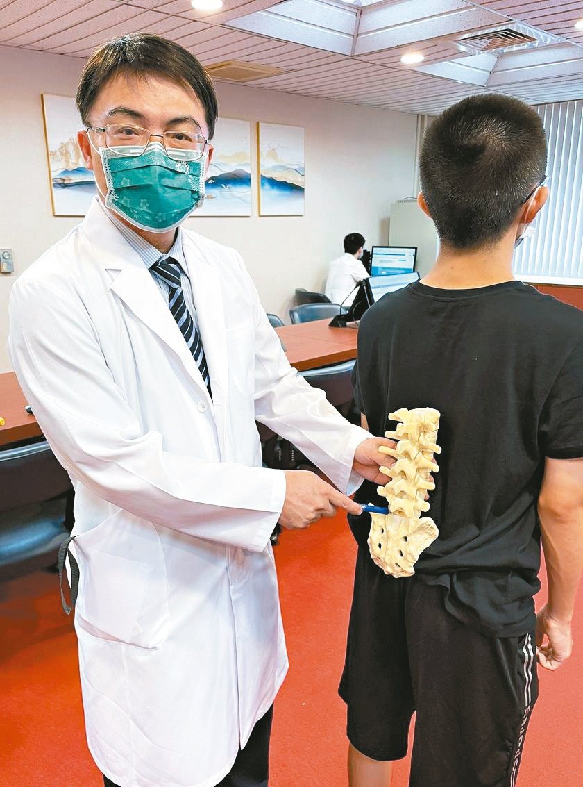 醫師李政鴻指著男子第5腰椎與第1薦椎重度滑脫，經腹式槓桿矯正術恢復正常。圖／台中榮總提供