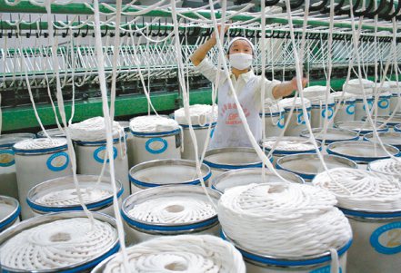 越南針對原產於中國大陸、印度、印尼及馬來西亞的聚酯長紗課徵3.36%-54.9%不等的反傾銷稅。（歐新社）