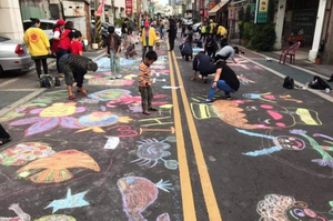台中市梧棲區朝元宮舉辦「彩繪老街亮眼梧棲、粉筆創意塗鴉」，大人小孩畫得不亦樂乎。圖／朝元宮提供