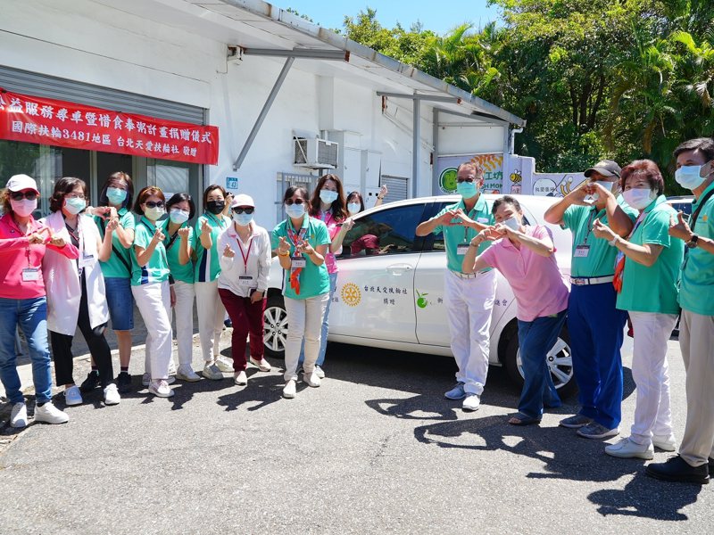 台北天愛扶輪社捐贈一部公益服務專車給新生活促進會，讓每日的送餐更便捷。 圖／紅樹林有線電視提供