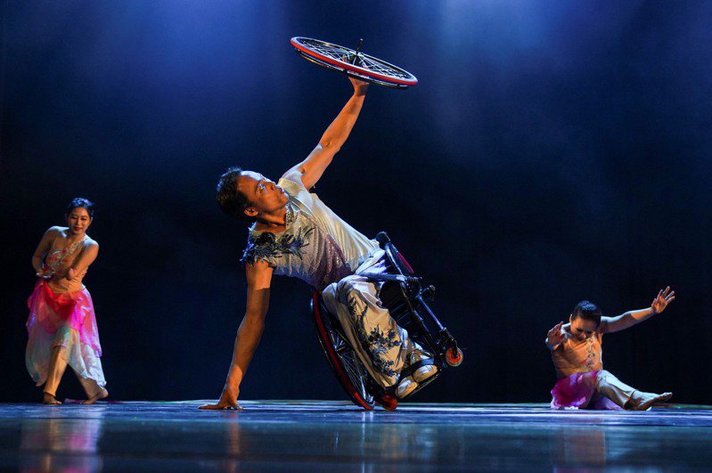 呂豐和沒有因小兒麻痺放棄運動夢，在1992年成為帕奧國手，也曾拿下過亞帕運金牌，同時也是輪椅現代舞表演者，1年間會到新北多處地方義演。圖／新北教育局提供