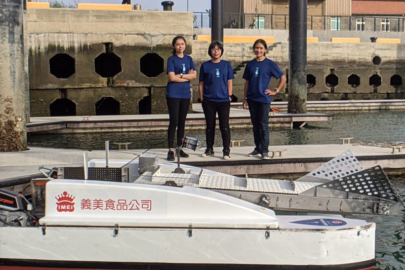 台灣湛藍海洋聯盟3位合夥成員與最新亮相的2.5代湛鬥機 。左起為專案經理張瑜珺、執行長陳思穎及營運長曾鈺婷。圖／湛團隊提供