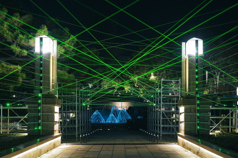 新竹公園口處「織築」利用百道綠色雷射光束打造綠色光廊。圖／新竹市政府提