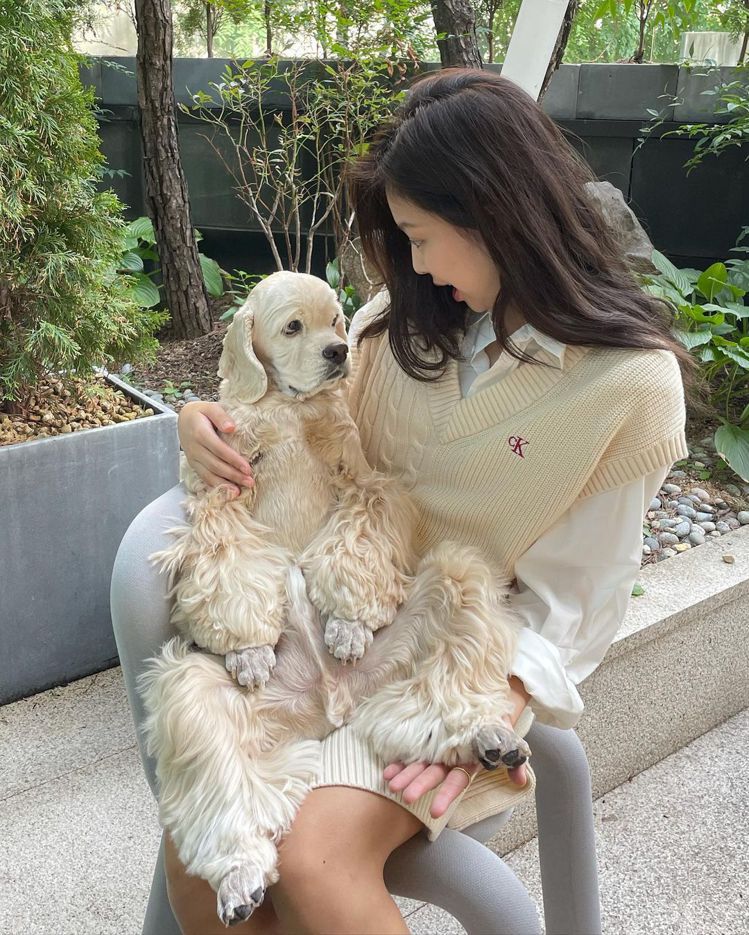 Jennie的針織穿搭與愛犬Kai的毛色超搭，整體畫面就是療癒到不行啊！圖／摘自...