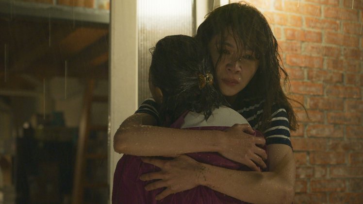 「俗女2」陳嘉玲在雨中擁抱撫慰母親。圖／華視、CATCHPLAY提供