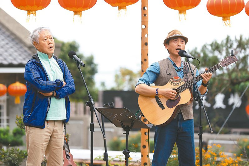 台東國本農場八十周年，邀請作家蔣勳(左)與金曲歌王陳建年一同表演。記者葉信菉／攝影