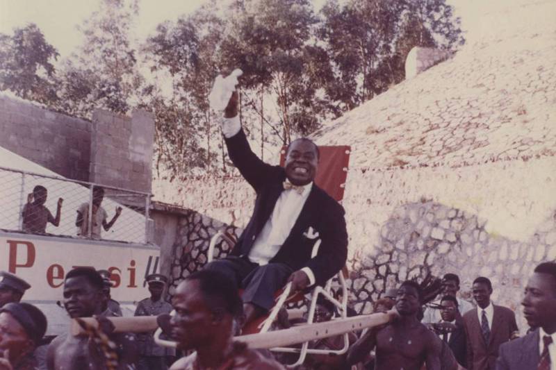阿姆斯壯在不知情的情況下，被美國中央情報局（CIA）一名站長利用。圖為阿姆斯壯1960年訪問剛果，受到熱烈歡迎。圖／取自美國國會圖書館