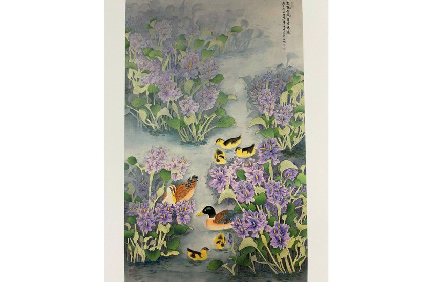 學員廖淑珍的作品《紫艶香風自在悠遊》，絹布，87x139cm。 圖／邱素美