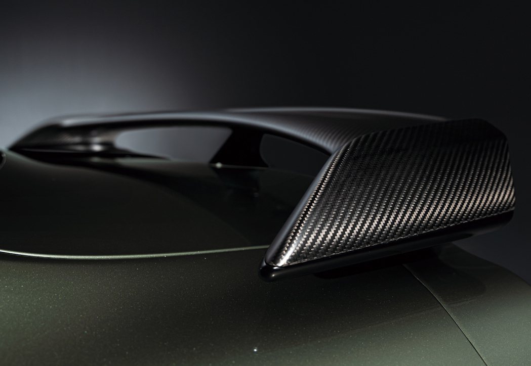 GT-R T-spec車型專屬碳纖維尾翼。 摘自Nissan