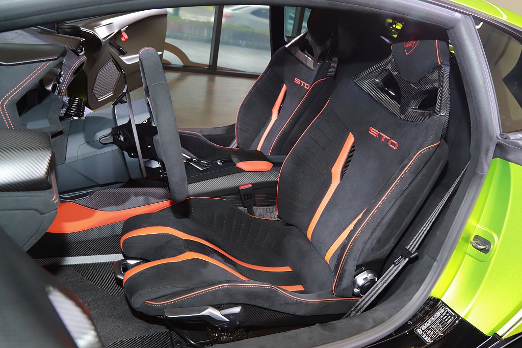 Lamborghini Huracan STO猶如賽車駕駛座艙，車內配備防滾架與...
