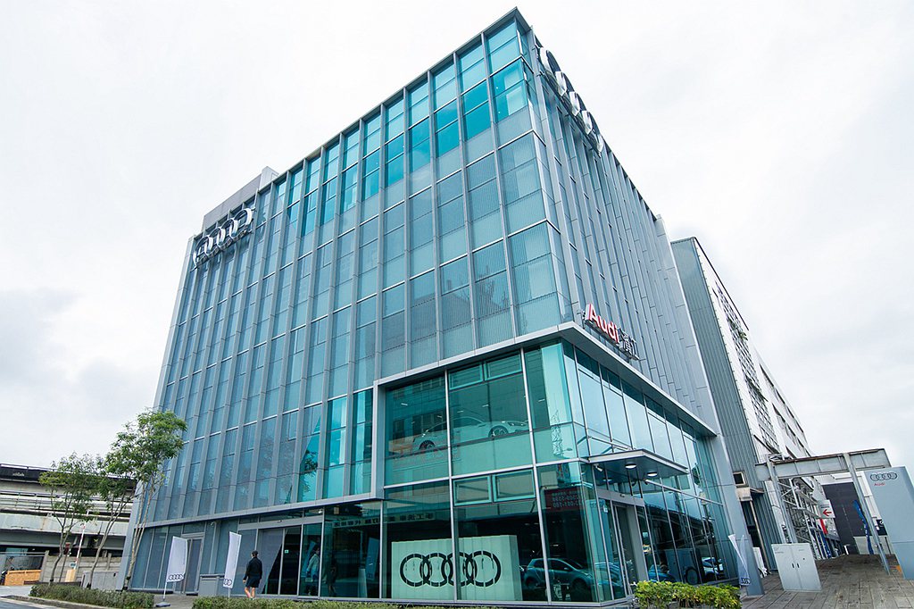 全新Audi濱江展示暨服務中心，即日起投入營運行列，其擁有完整新車銷售、智慧售後服務、Audi極速快充站高效充電與五星級景觀貴賓休憩區等服務範疇。 圖／Audi提供
