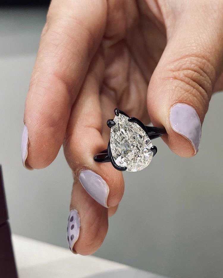 蕾哈娜配戴的Thelma West鑽石戒指將透過蘇富比展售會販售，推動美國黑人平...