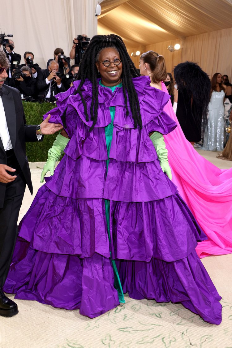 琥碧戈柏則是完美駕馭紫色蛋糕裙的繁複感，搭配標誌性的髮型，也增添一絲民族風情。圖／VALENTINO提供