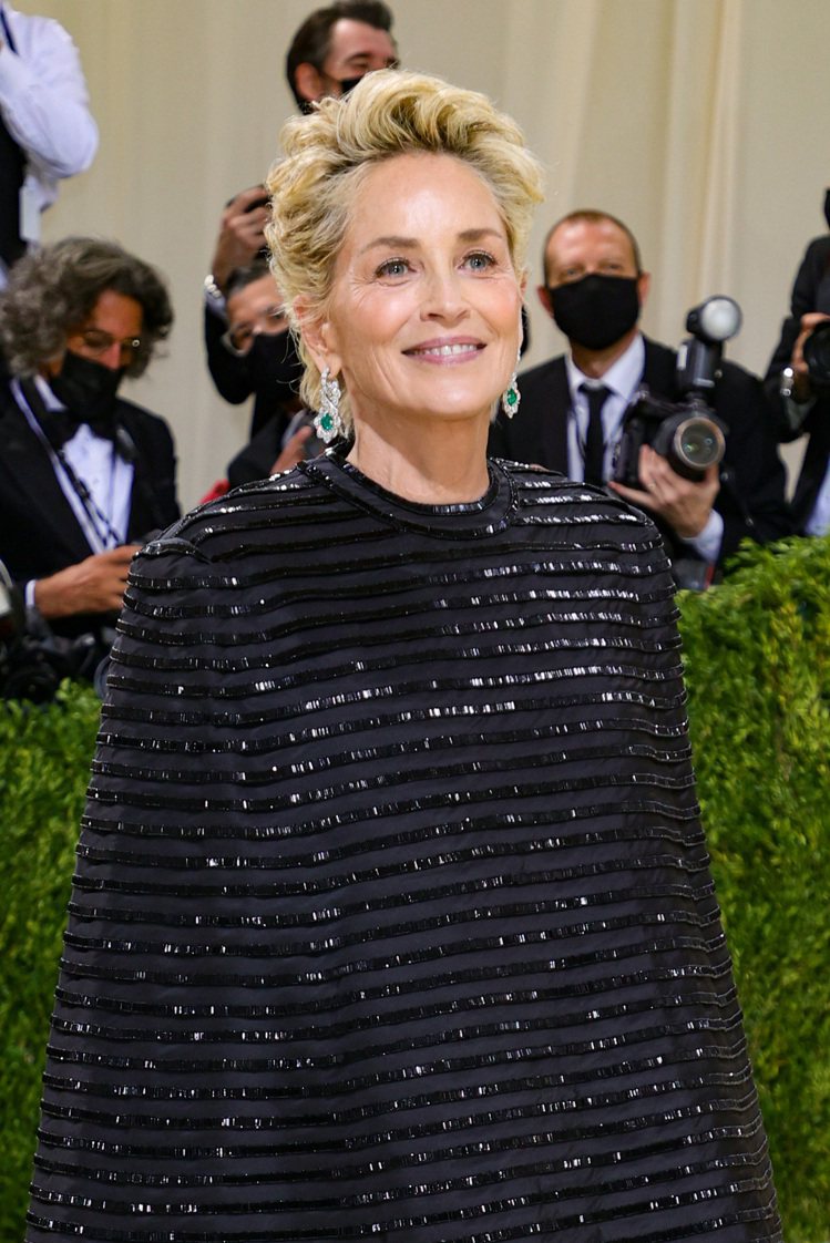 Sharon Stone配戴蕭邦Precious Lace系列祖母綠鑽石耳環與Haute Joaillerie系列戒指。圖／蕭邦提供
