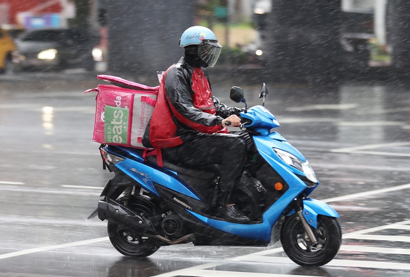 璨樹颱風襲台，台北市規定中午過後不能外送，當天下午仍可見外送員穿梭在雨中送餐。圖／聯合報系資料照片