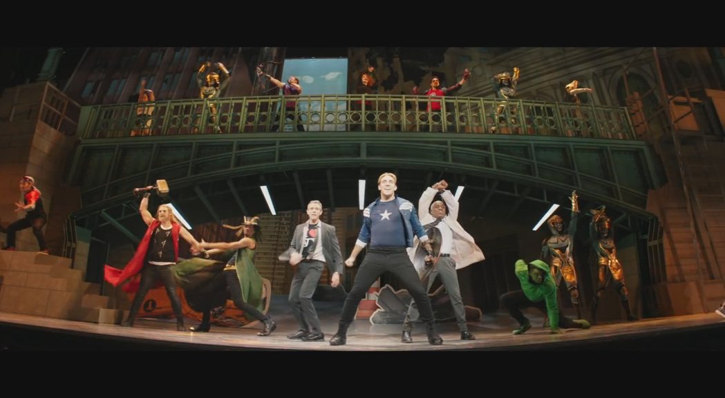 「鷹眼」中出現「復仇者聯盟」歌舞劇版的場面。圖／摘自YouTube