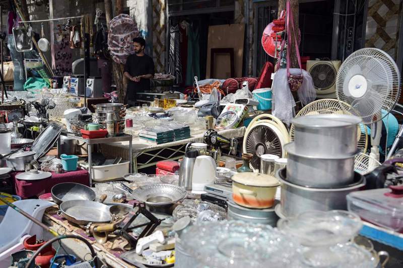阿富汗首都喀布爾跳蚤市場充斥為了籌措逃離該國資金或伙食費的民眾，以最低價格銷售家當。法新社