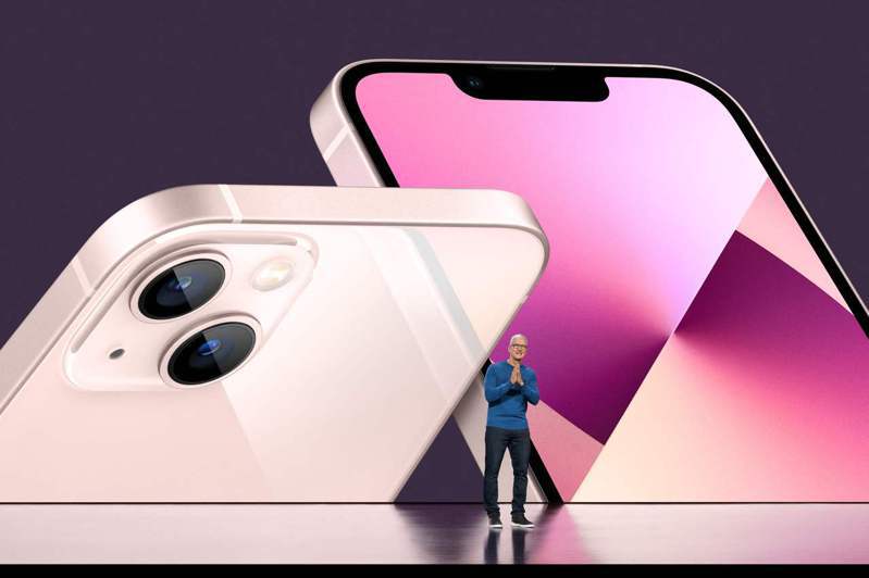 蘋果於15日秋季發表會上發表iPhone 13系列新機，網友認為13有「粉紅色」是他購買的主因。 法新社
