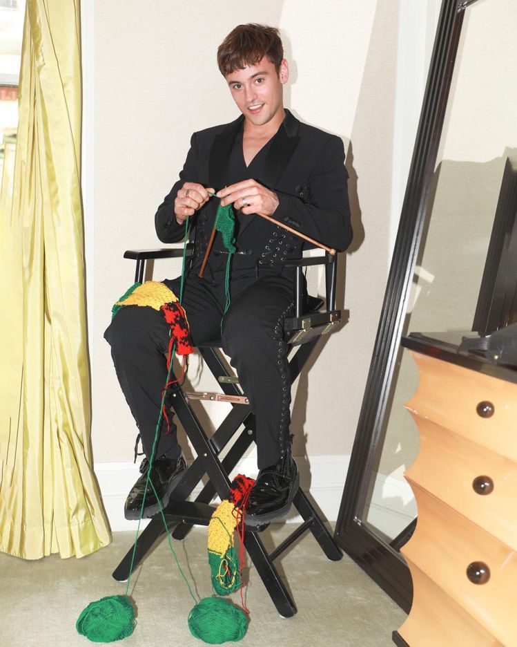 Tom Daley去Mwt Gala也在飯店打毛線，並且被眼尖的粉絲發現是上次織給歌手Harry Styles的彩虹針織衫同款。圖／取自IG @tomdaleynews