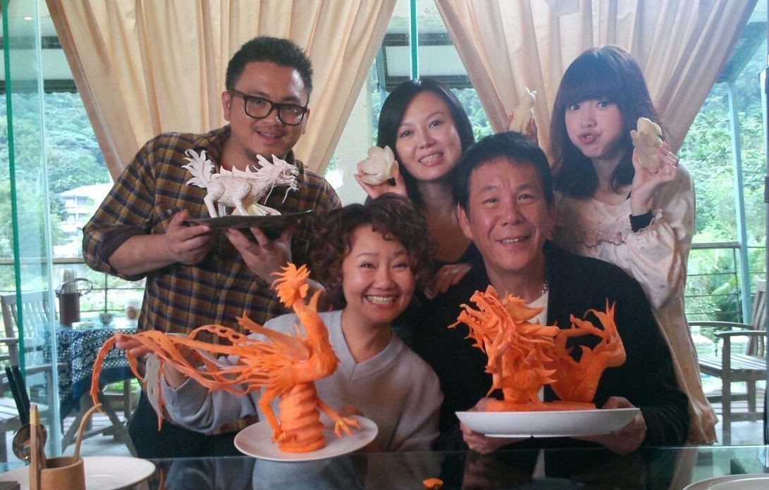 楊可涵與龍劭華在《含笑食堂》中飾演爺孫女。圖／翻攝自葉天倫Facebook

