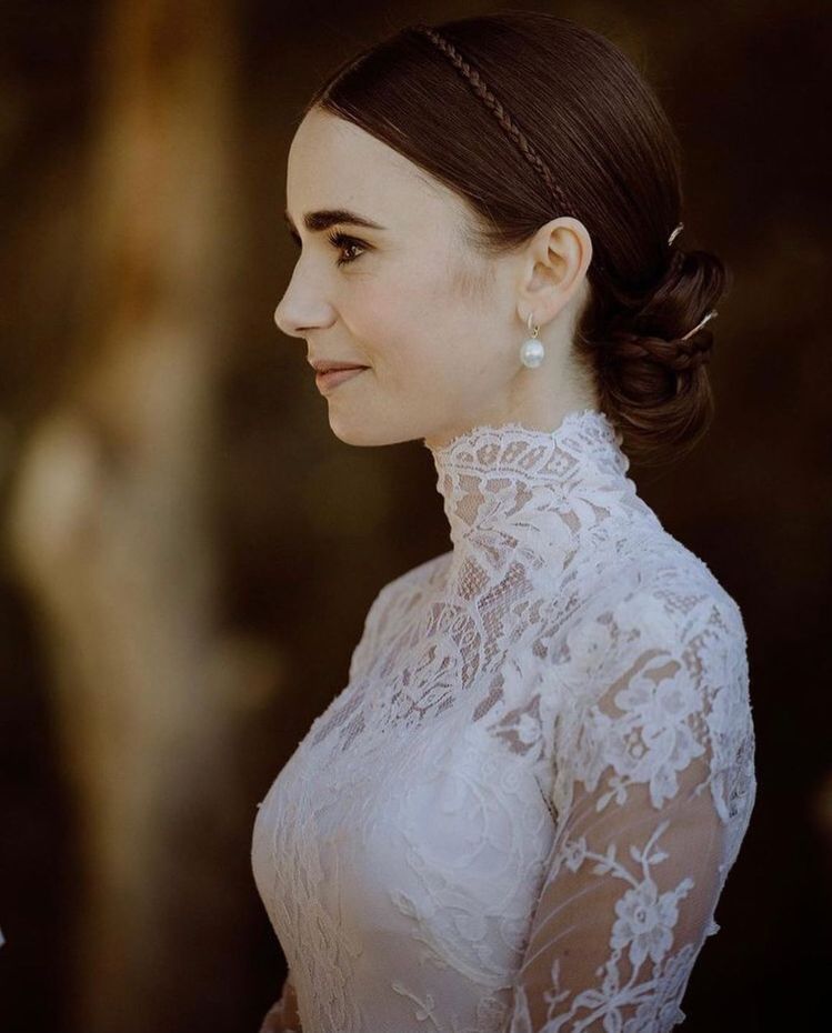 莉莉柯林斯在IG釋出更多張婚紗照，典雅精緻。圖／取自IG @lilycollins(攝影@cedarandpines)