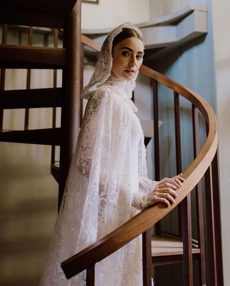 莉莉柯林斯的RALPH LAUREN Collection婚紗特色在於典雅的斗篷頭罩。圖／取自IG @lilycollins(攝影@cedarandpines)