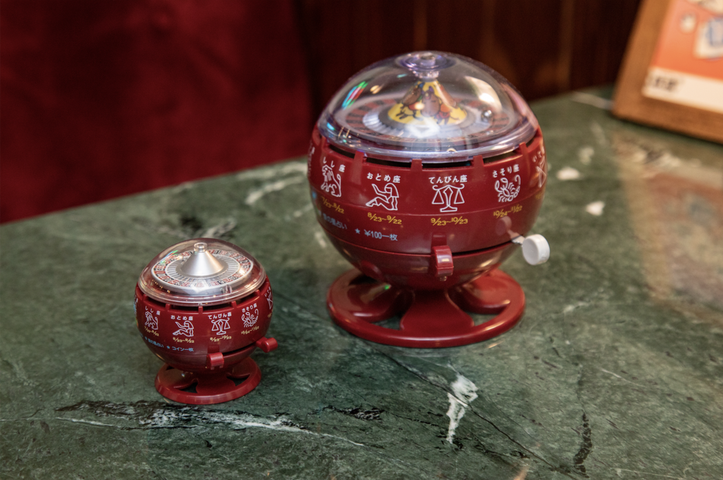 秋波店內每張桌上擺有復古迷你版的星座占卜機，在九十年代台灣的泡沫紅茶店都能見到。...