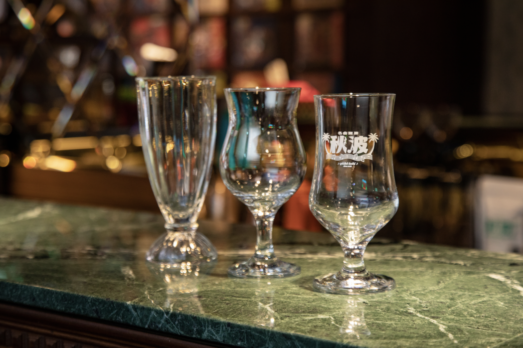 冰淇淋蘇打水的玻璃杯共試過三批不同的杯子（由左至右），最右側為現在店內使用的日製...