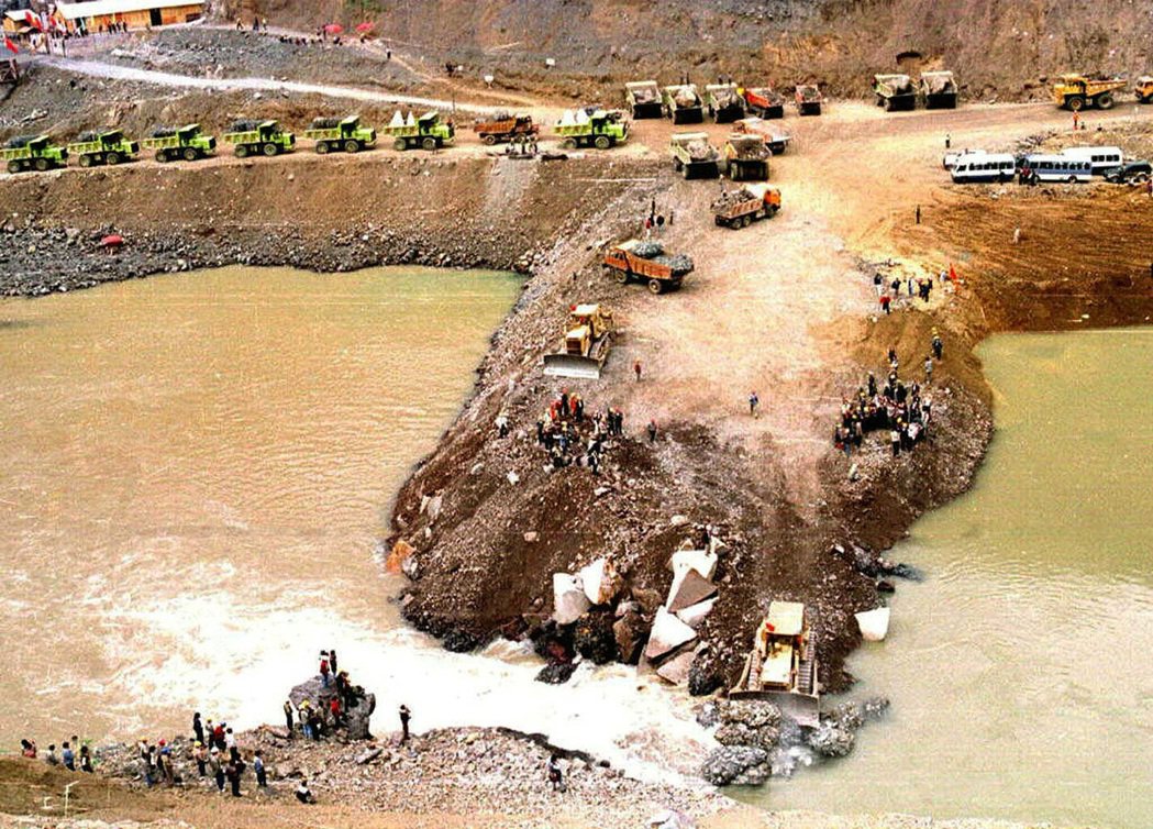 2001年，中國的卡車隊在雲南省瀾滄江傾倒石塊築壩，準備興建水力發電廠。寮國、緬...
