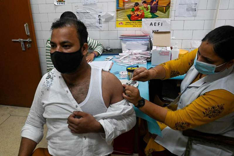 圖為一名印度民眾正在接種新冠疫苗。 法新社