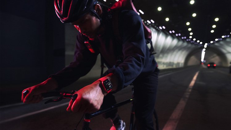 watchOS 8為自行車騎士帶來全新功能，包括更精準的「體能訓練」模式以及跌倒...