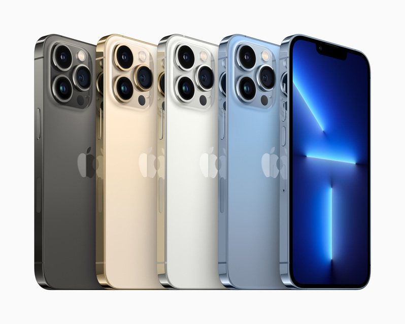 iPhone 13 Pro和iPhone 13 Pro Max這次提供了4款搶眼色彩，包括石墨色、金色、銀色和全新天峰藍色。圖／蘋果提供