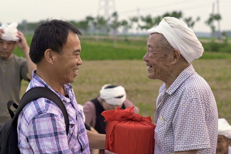 高雄左營祥和里長劉德文（左），幫助超過百名已故老兵的骨灰帶回中國大陸安葬。圖／劉德文提供