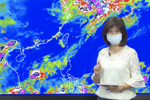 這次璨樹颱風路徑預測，除了日本外，其他國家都大幅修正。圖為氣象局簡任技正伍婉華進行直播。圖／擷取自氣象局直播記者會