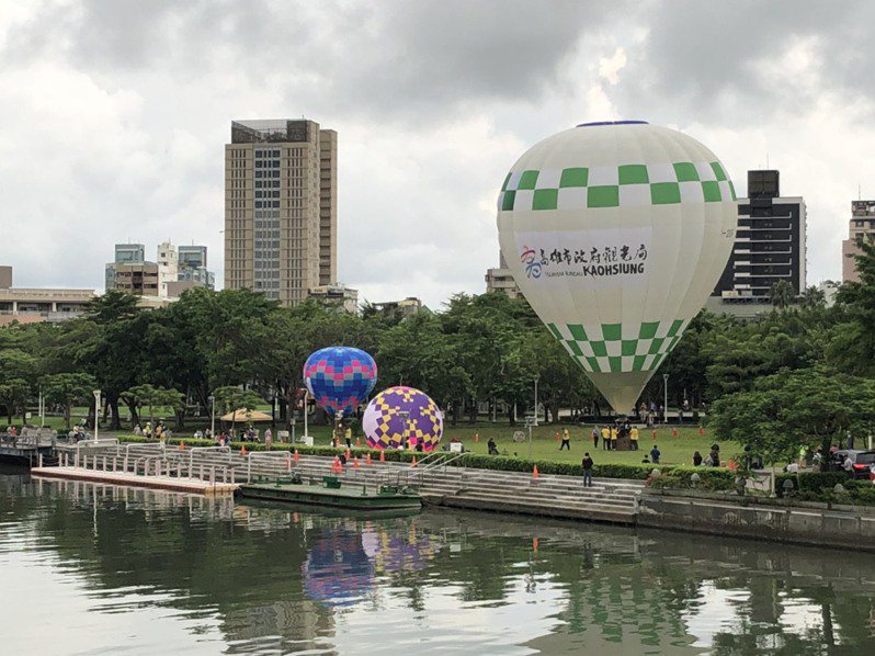 高雄市觀光局選定愛河與田寮月世界兩處施放熱氣球。記者林巧璉／攝影