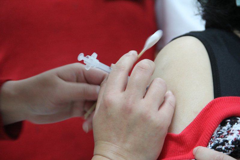 桃園市長鄭文燦表示，學生接種疫苗如果不適，最多可請3天疫苗假（示意圖）。記者陳俊智／攝影