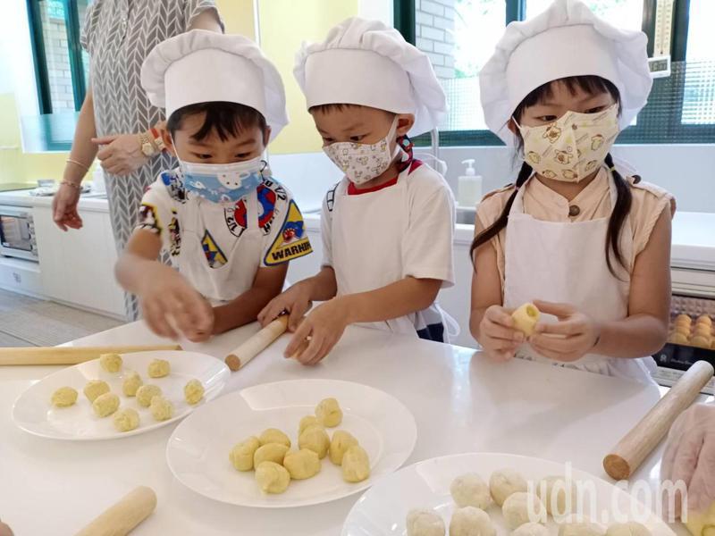 雲林縣環球科技大學附設實習幼兒園學童，今天在STEAM教室製作小月餅。記者陳苡葳／攝影