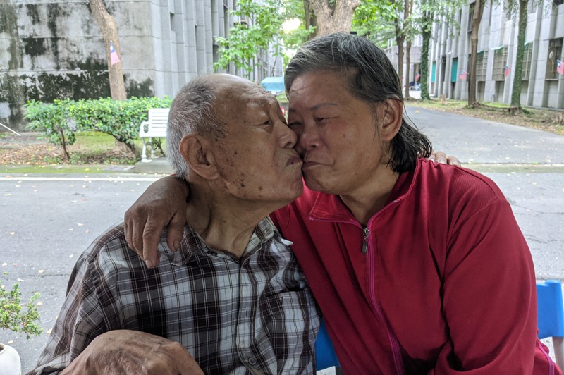 93歲張治亞爺爺（昨）與小28歲的王念林（右）結婚，來台後住在祥和山莊迄今已30多年，感情依舊甜蜜。記者陳弘逸／攝影