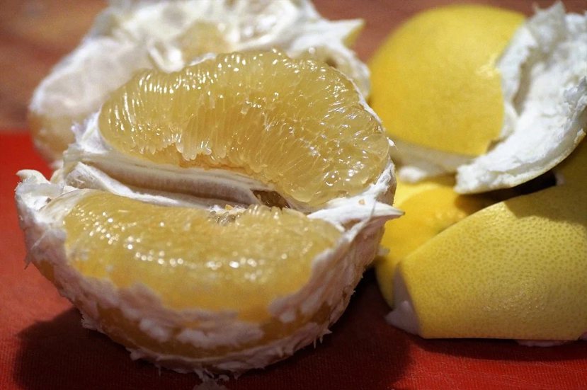 柚子雖然營養高，但有幾種類型的人不宜多吃。 圖／pixabay
