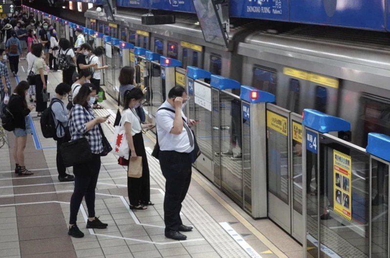 台北市捷運站流量統計，受疫情影響，觀光商圈的搭乘捷運人次明顯下滑。 聯合報系資料照