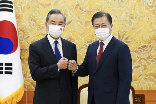 中國國務委員兼外長王毅（左）15日會見南韓總統文在寅（右）。（取材自中國外交部網站）