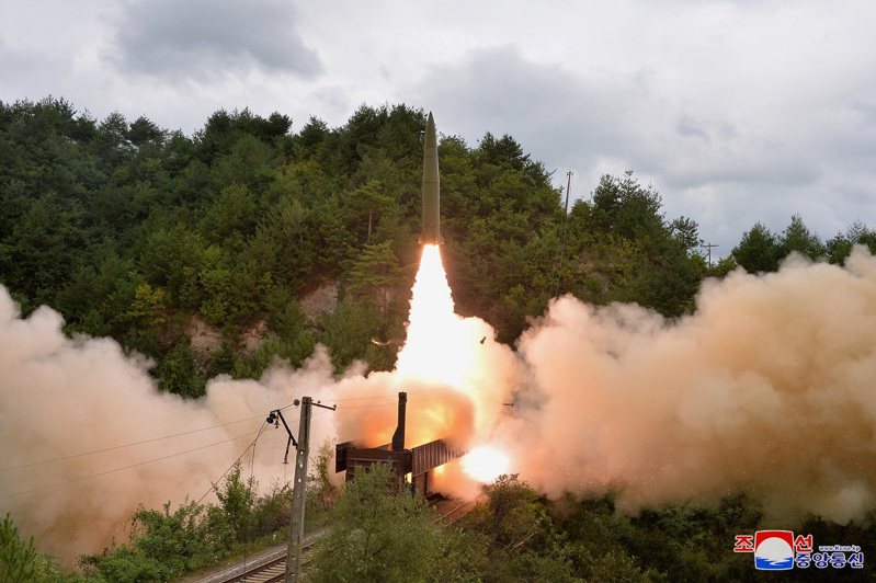 南韓軍方指出，北韓分別於15日下午12時34分與39分左右，自平安南道陽德郡一帶，向朝鮮半島東部海域發射2枚短程彈道飛彈，飛行距離約800公里，最高高度則為60公里。路透/KCNA