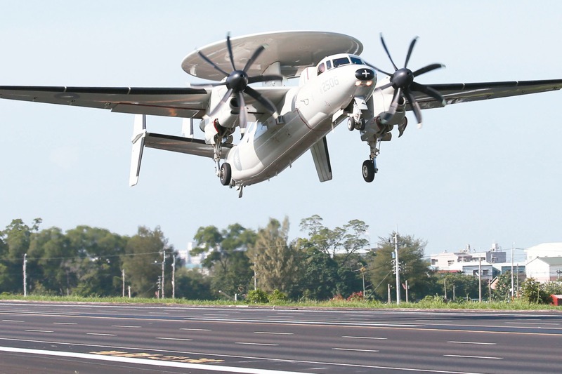 2014年9月16日，漢光演習在嘉義實施「民雄戰備道」啟用操演，首度降落國道的E-2K空中預警機成為焦點。圖／聯合報系資料照片
