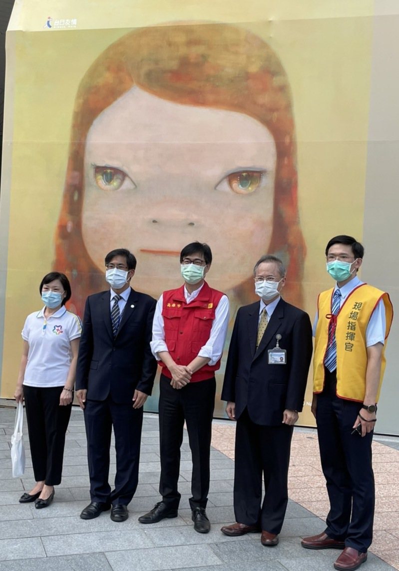 高雄市立美術館加開3天的《奈良美智特展》「有您真好－醫護專場」，讓醫護人員於短暫歇息片刻獲得心靈的療癒。記者徐如宜／攝影