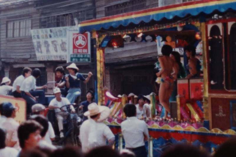 60、70年代，大家樂盛行，電子琴花車風靡全台，大街小巷幾乎都看得到電子花車，產生俗稱「跳SOLO」的脫衣舞行業。圖／陳俊哲提供