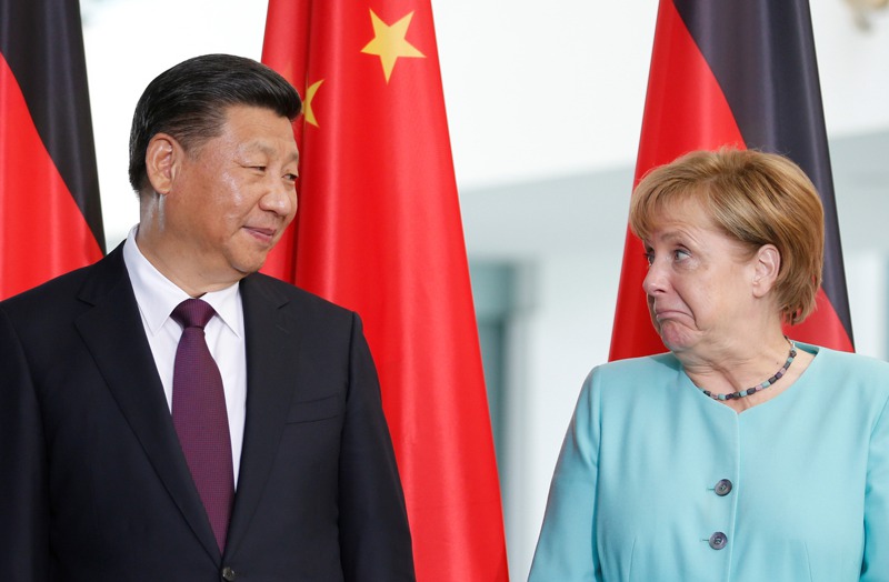 德國政界對梅克爾最大的批評是，中國政策是其最大的盲點，她沒有察覺到習近平統治下的中國已經開始走上不同的道路，而且感受到德國民情對中國的反感。路透