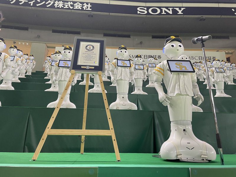 軟銀的「Pepper」機器人應援團，獲得金氏世界紀錄認證為「世界最大的機器人應援團」。圖擷取自軟銀官方twitter