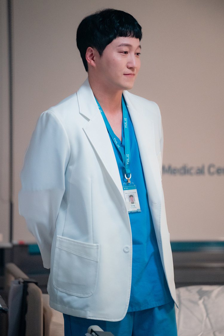 「機智醫生生活」第2季依舊溫馨感人，是疫情期間最療癒的戲劇，圖為飾演「楊碩亨」的金大明。圖／Netflix提供