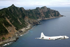 日本陸上自衛隊展開超大規模軍演，其實就是釣魚台列嶼海域。圖為日本海上自衛隊P-3獵戶座海上巡邏反潛機飛越釣魚台。美聯社